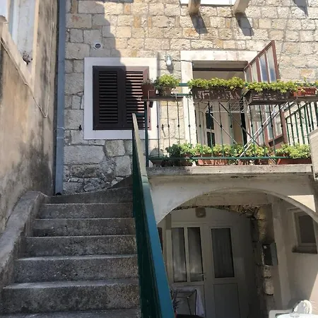 Old Town Nina 1 سبليت