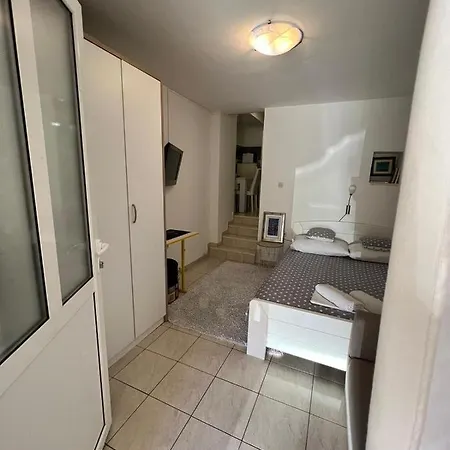 Apartment Old Town Nina 1 *