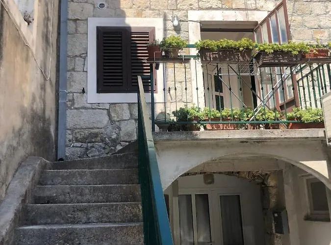 Old Town Nina 1 Split